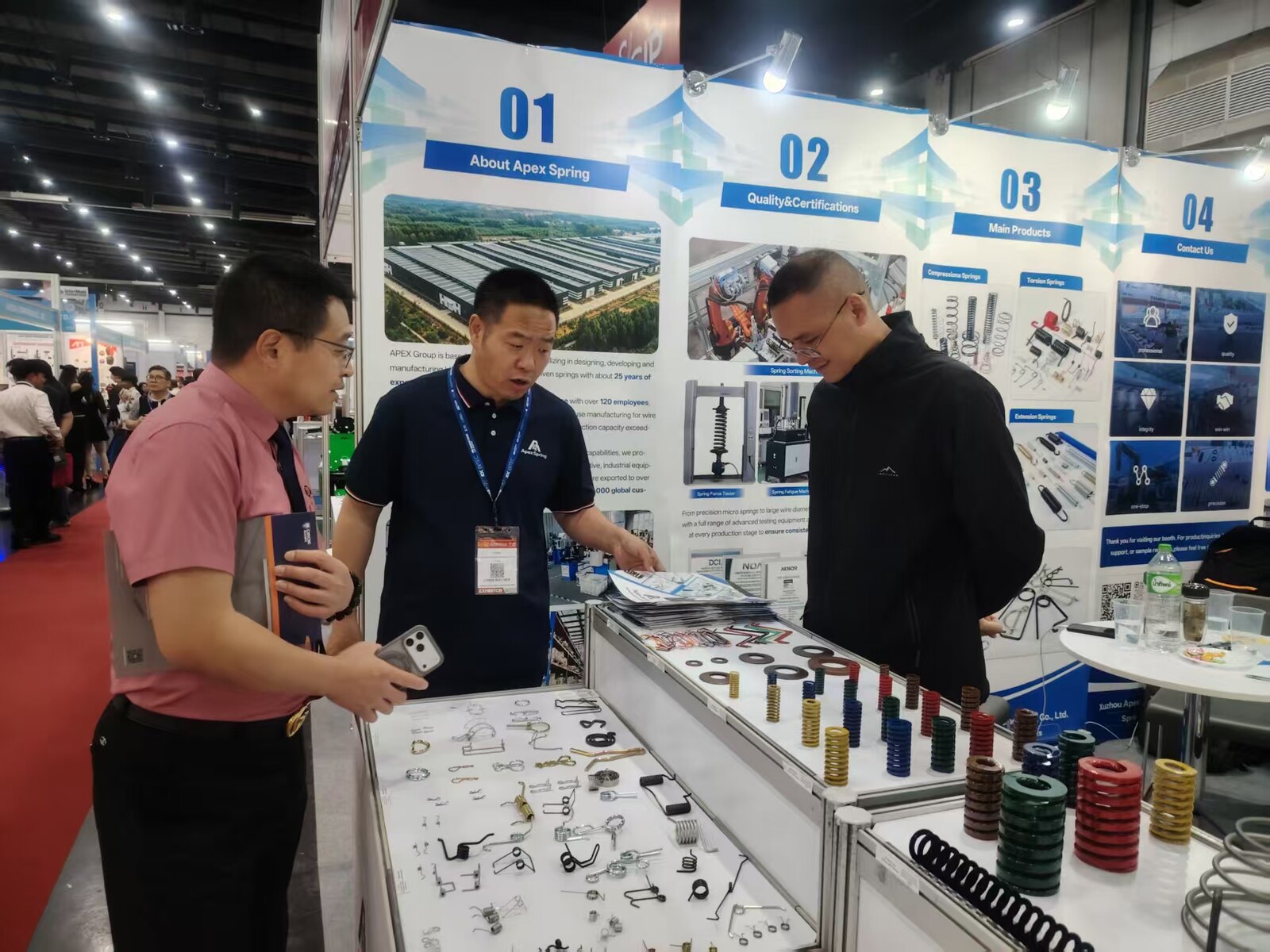 Technical discussion at the NorenSpring exhibition counter