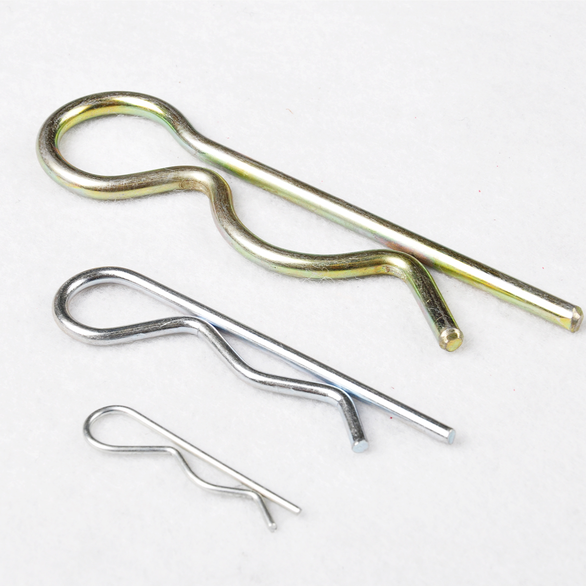 Three R-clips (hair pin cotters), one yellow zinc-plated and two silver